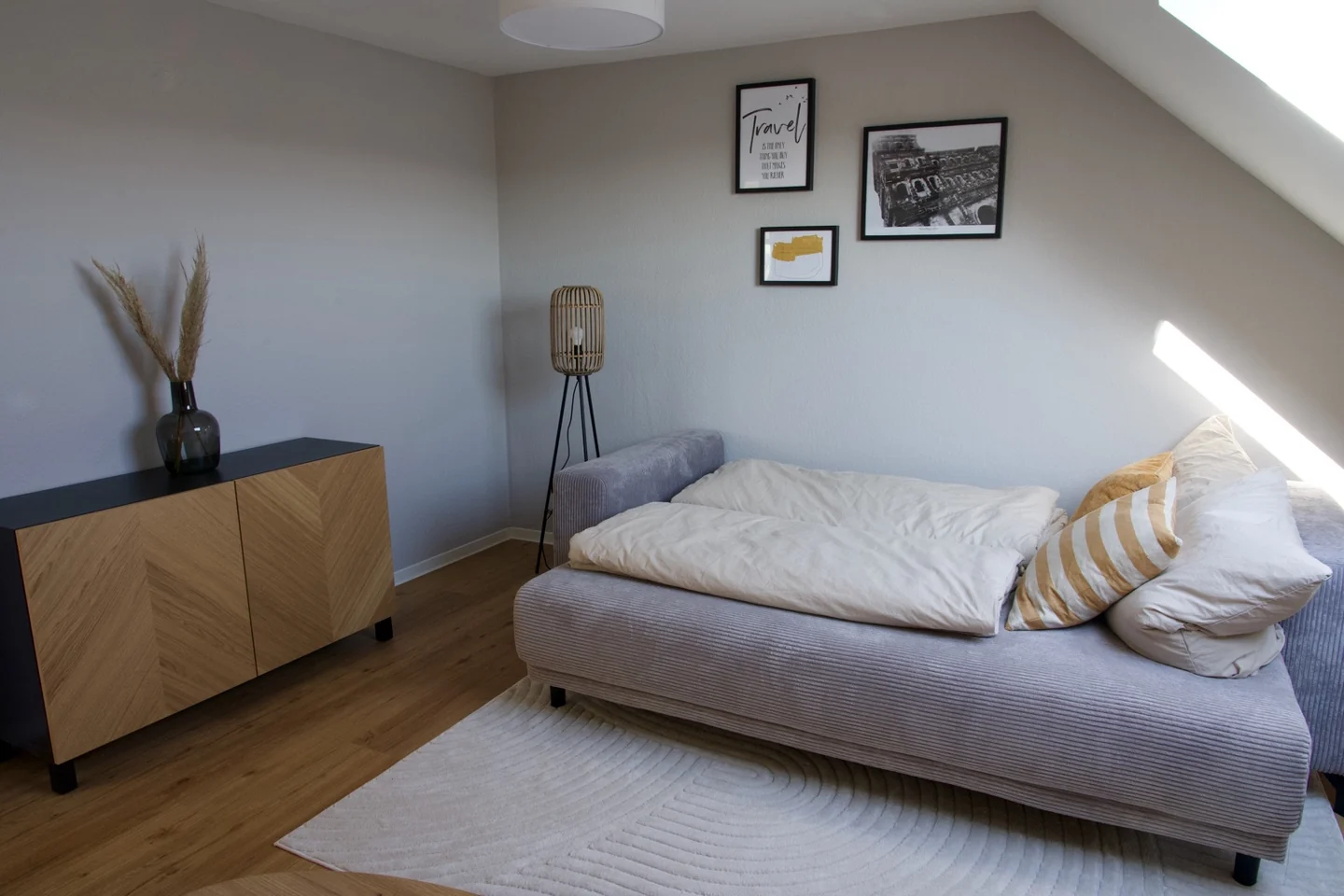 Wohnzimmer | Schlafcouch · Smart-TV