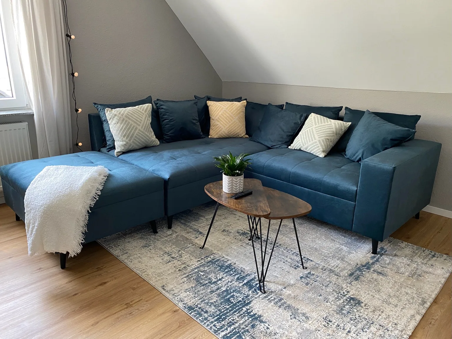 Wohnzimmer | Schlafcouch · Smart-TV