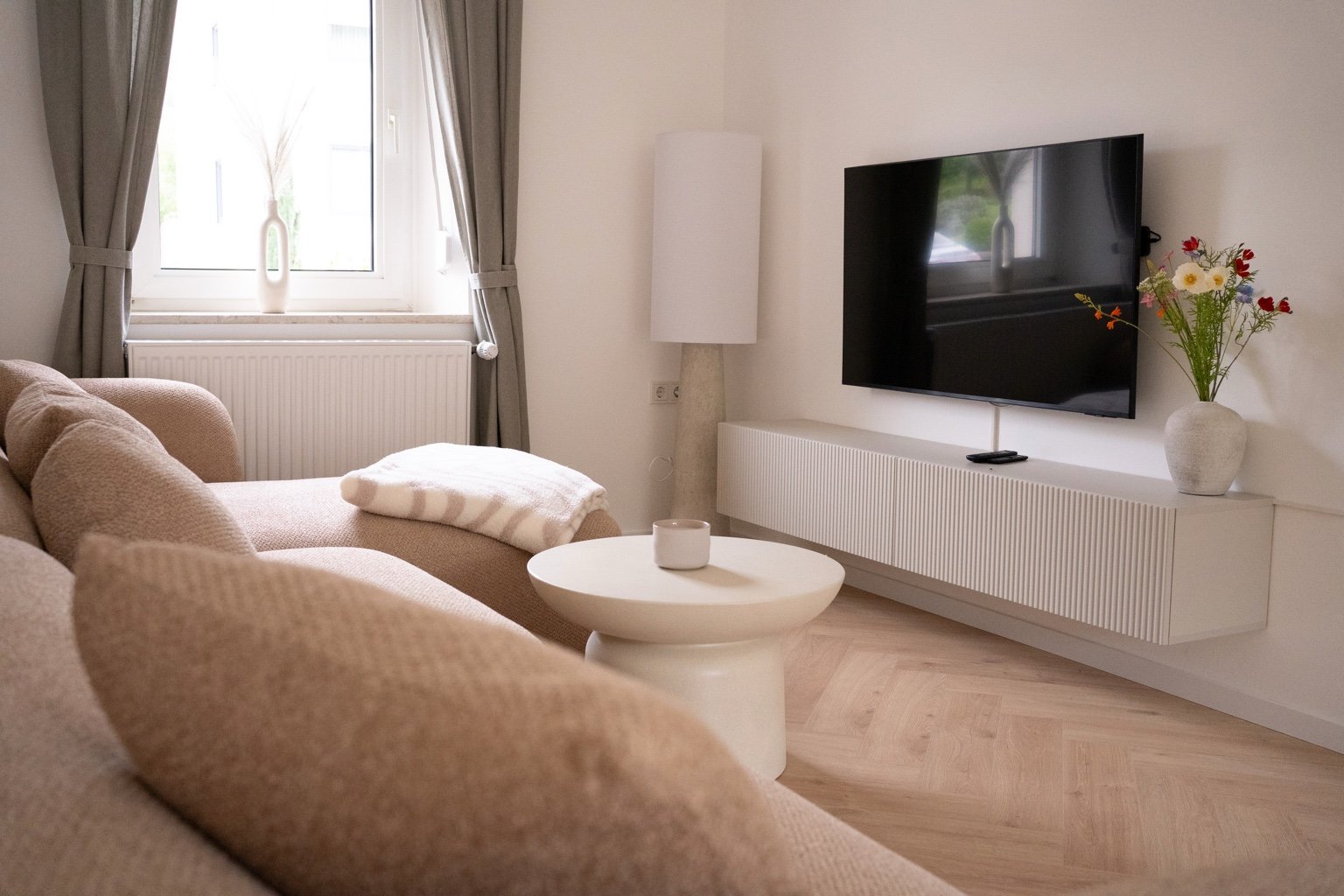 Wohnzimmer | Big-Sofa · Smart-TV · Schaukelstuhl · Netflix