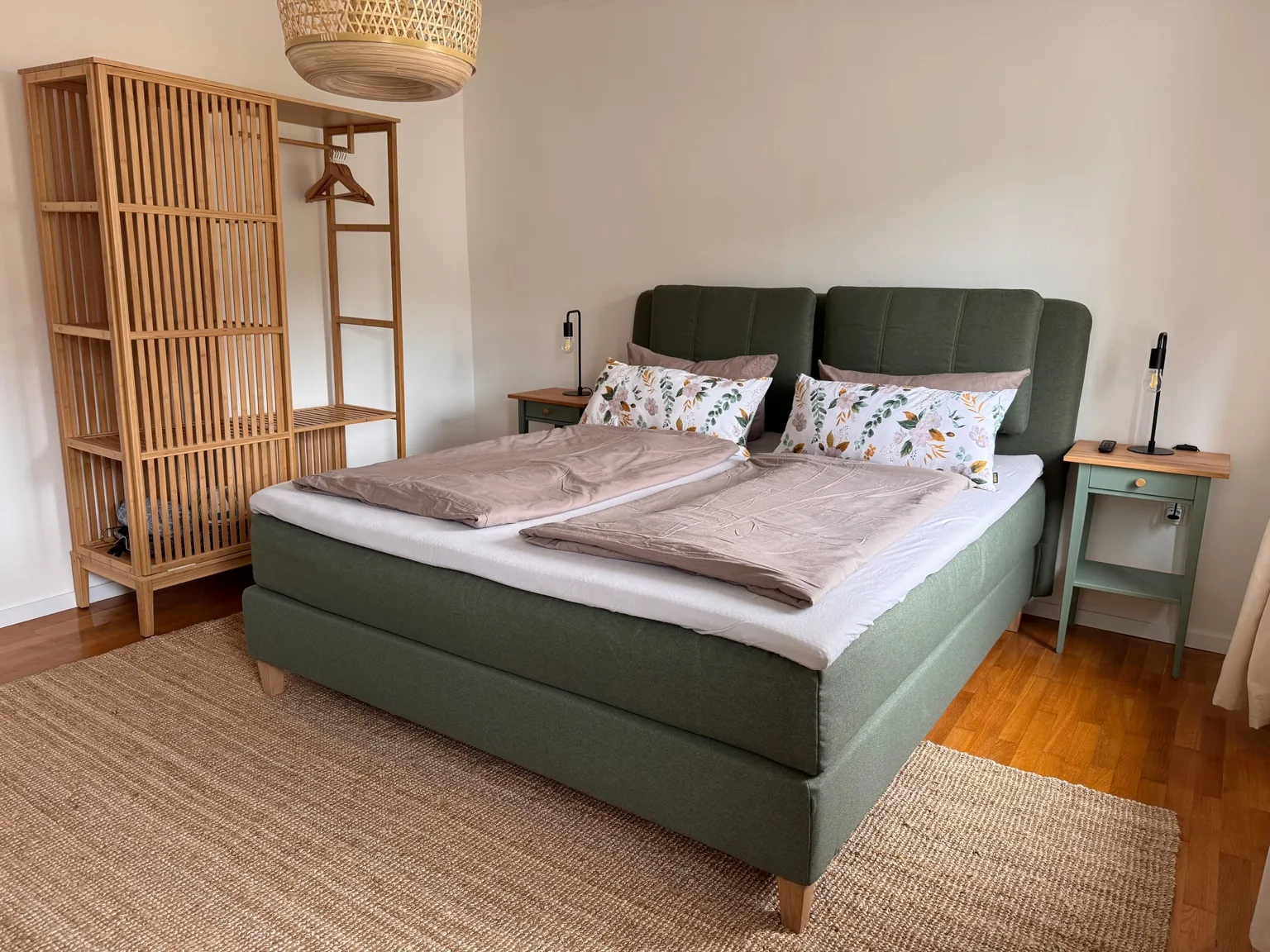 Schlafzimmer 1 | Boxspring-Doppelbett · Smart-TV