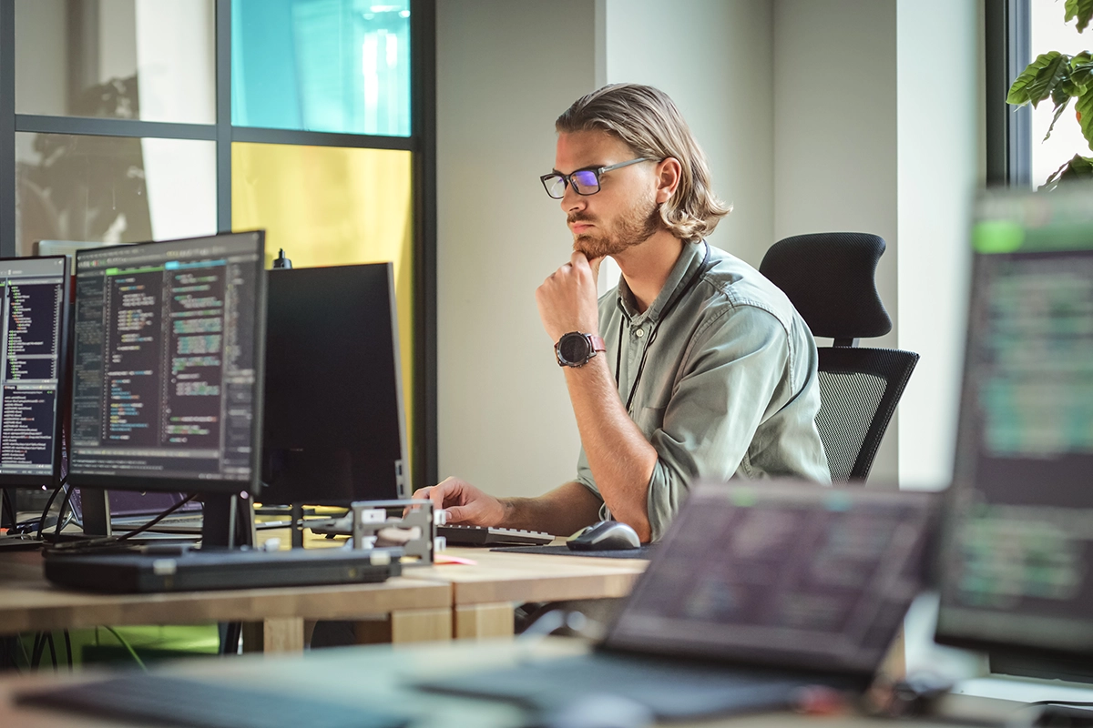 Technicien utilisant un logiciel de supervision informatique