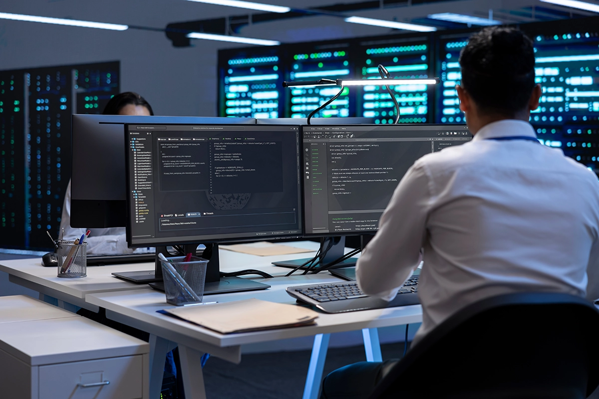 Technicien informatique supervisant les réseaux