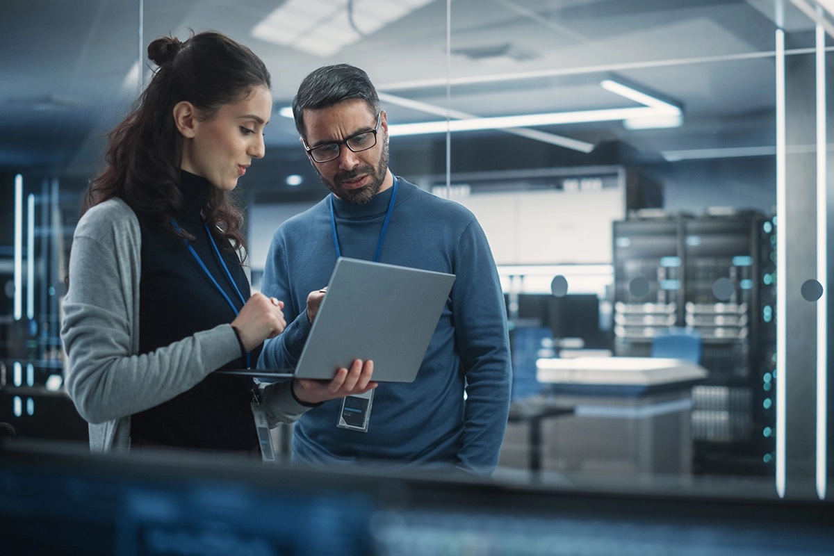 équipe informatique testant un système d'intrusion