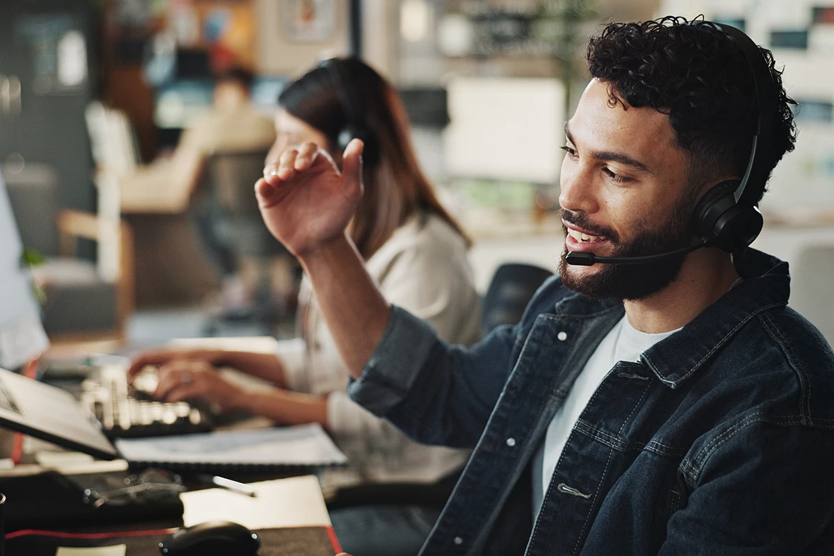 Technicien MSP utilisant un logiciel RMM avec prise en main à distance