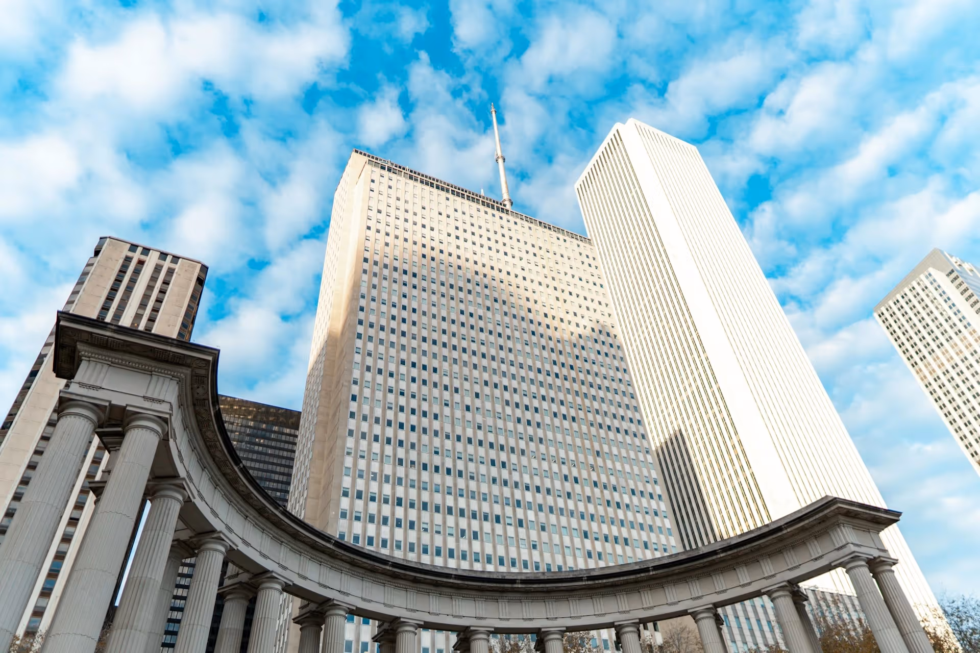 Blick nach oben auf ein hohes Gebäude in einer Stadt
