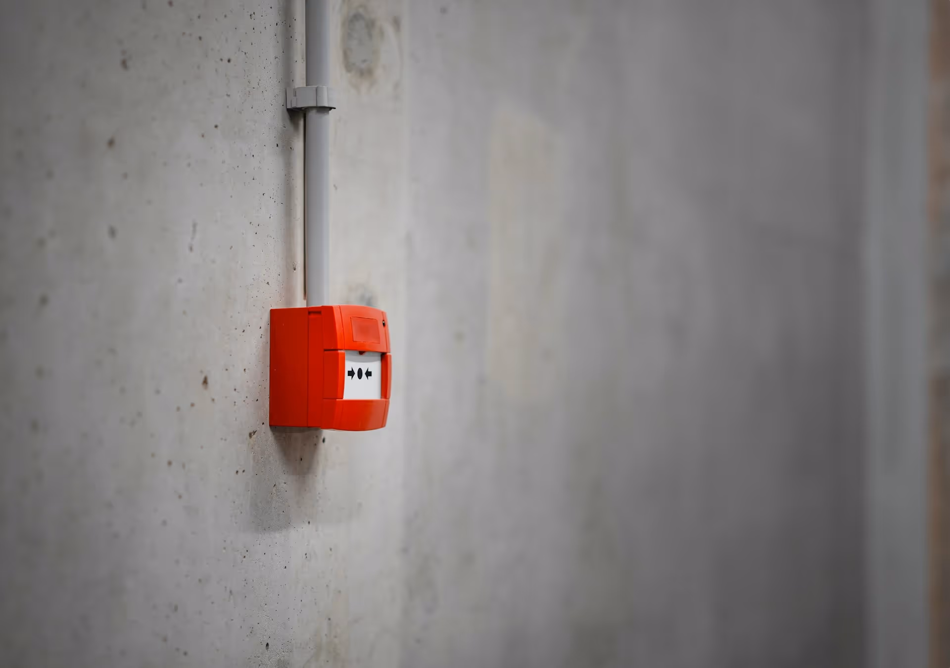 Brandmeldeanlage an Betonwand