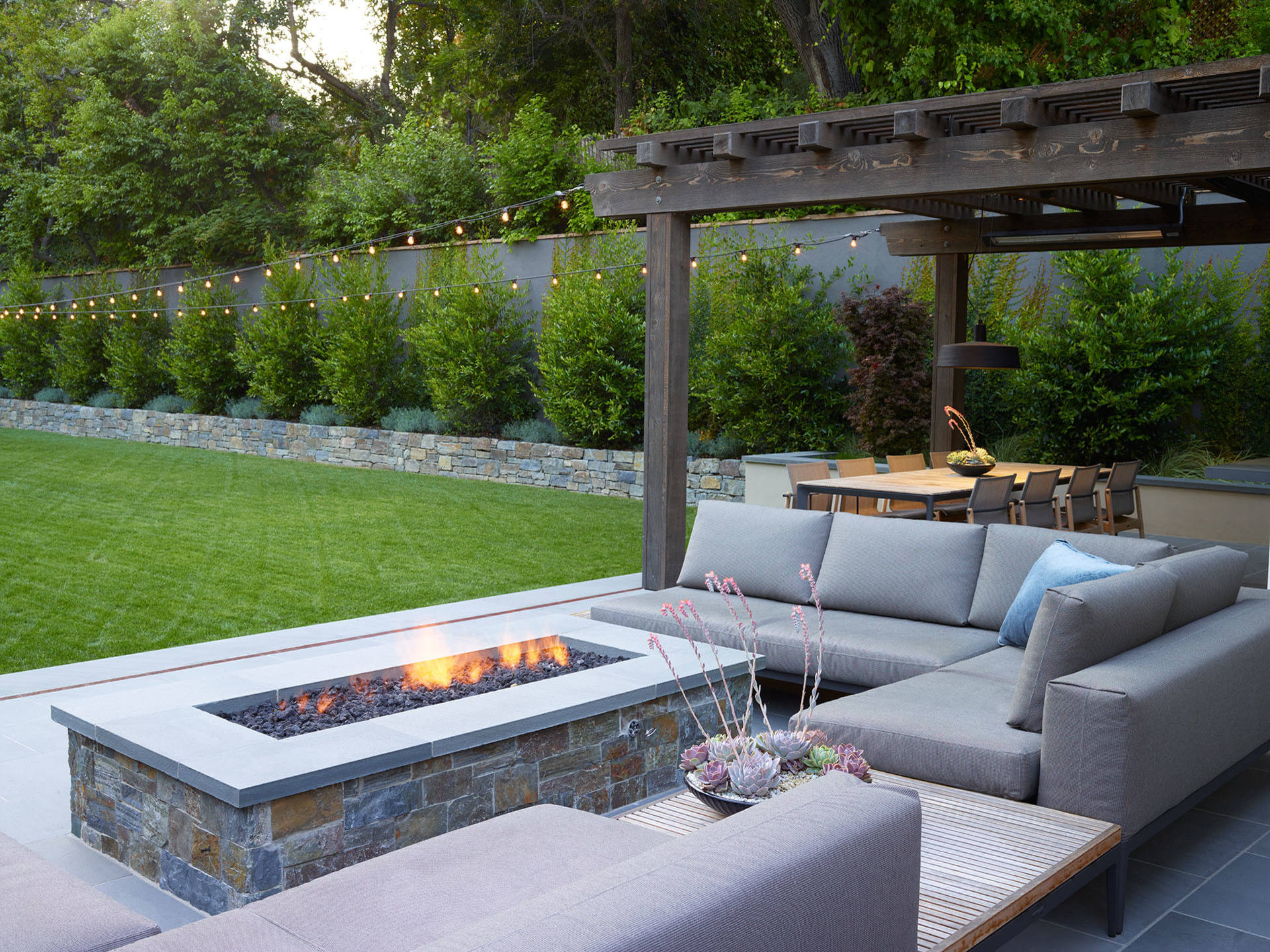 Project example, backyard with stones and clean lawn