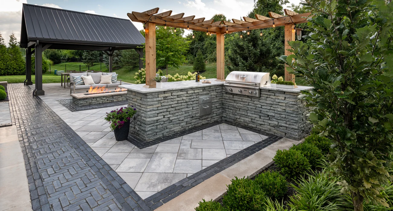 Project example, backyard with stones and clean lawn