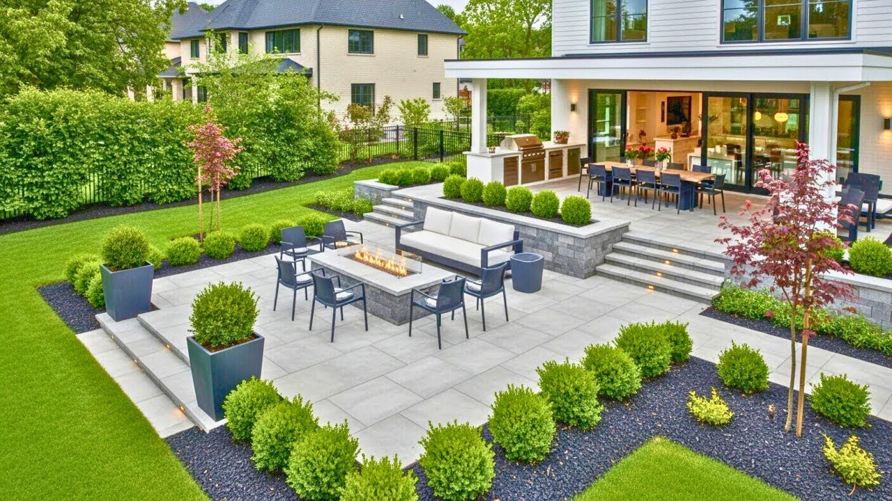 Project example, backyard with stones and clean lawn