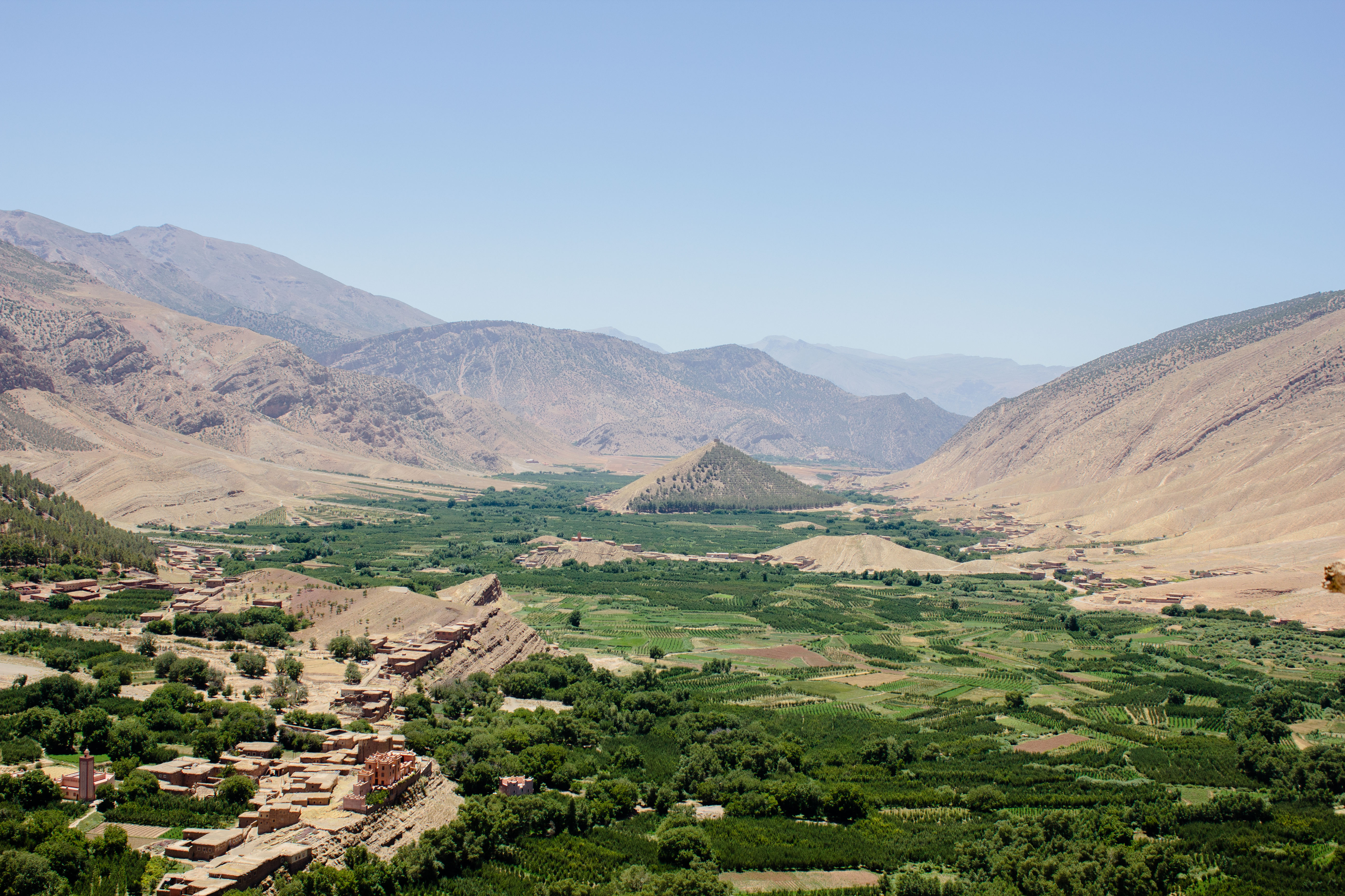 Guided Tour Morocco: Lush valley nestled between rocky mountain ranges