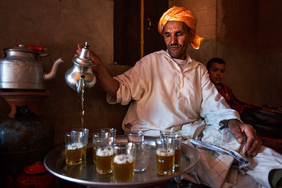 Moroccan local guide pouring tea during alocal tour in Skoura while touring with Moroccan Guides Travel
