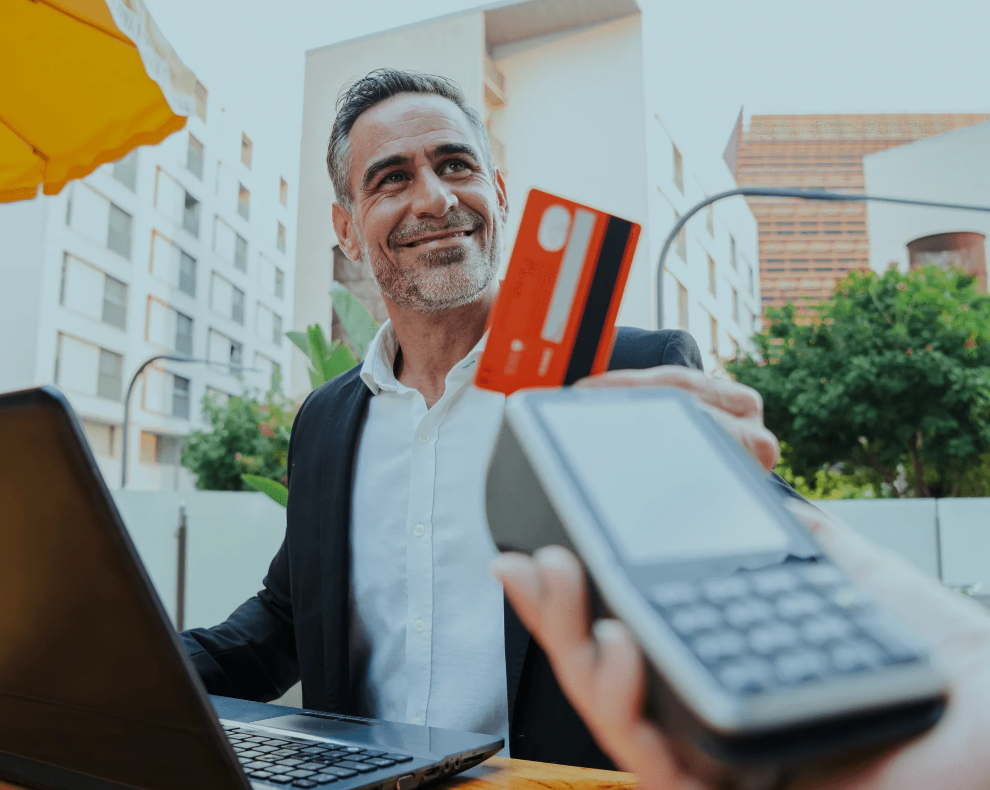 Homem passando cartão na maquineta.