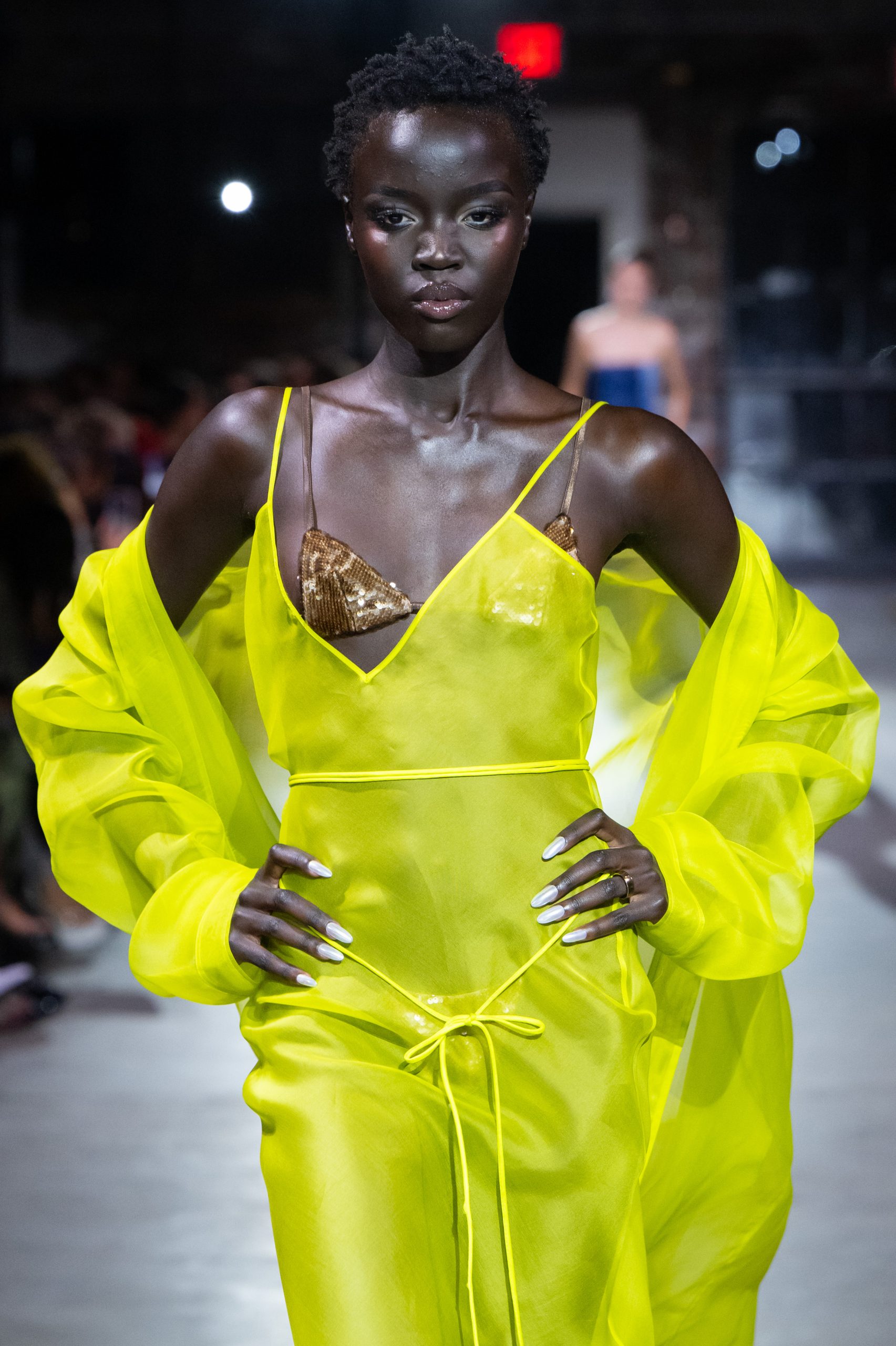 Fashion influencer using THE FASH APP for instant tips.