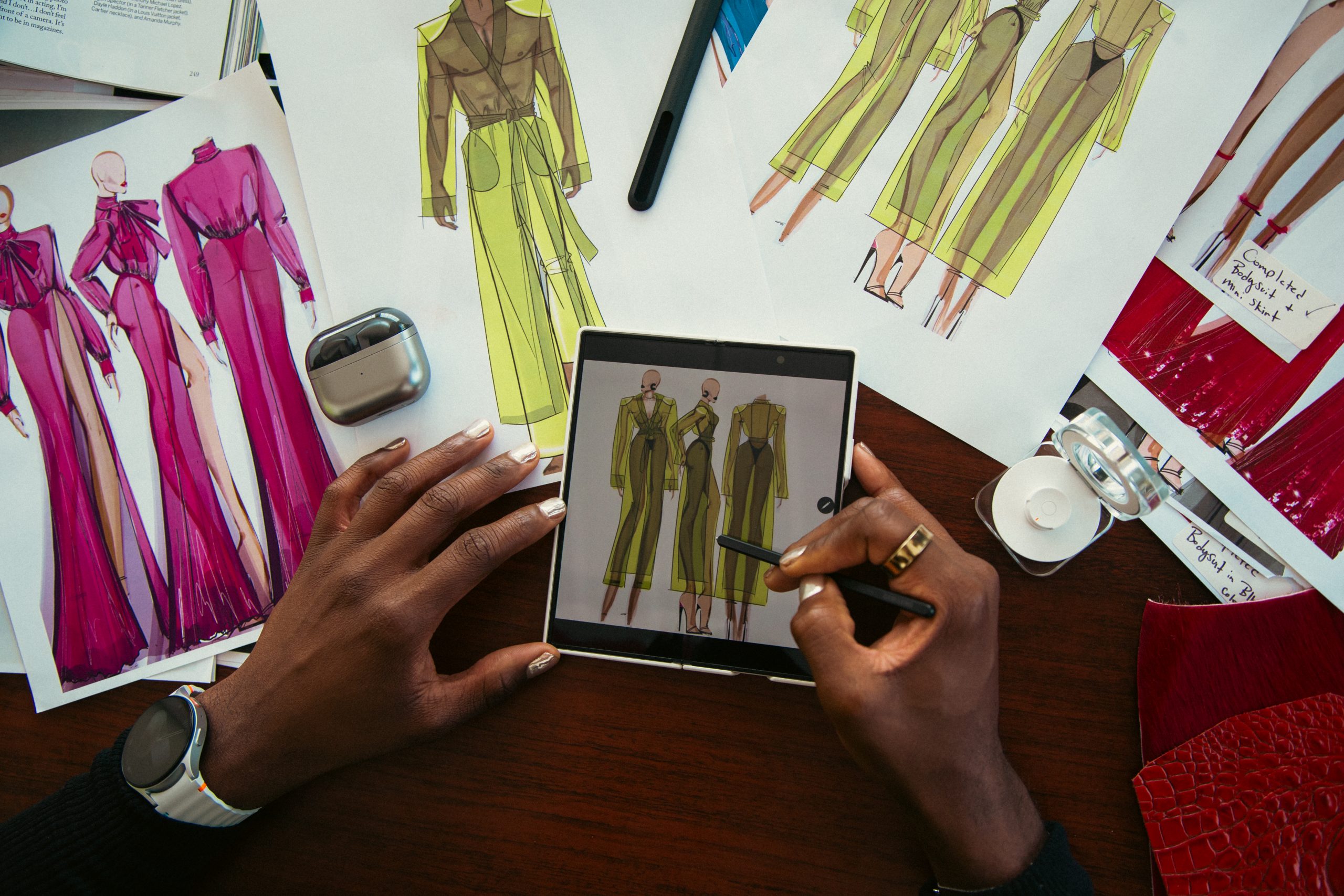 Fashion influencer using THE FASH APP for instant tips.