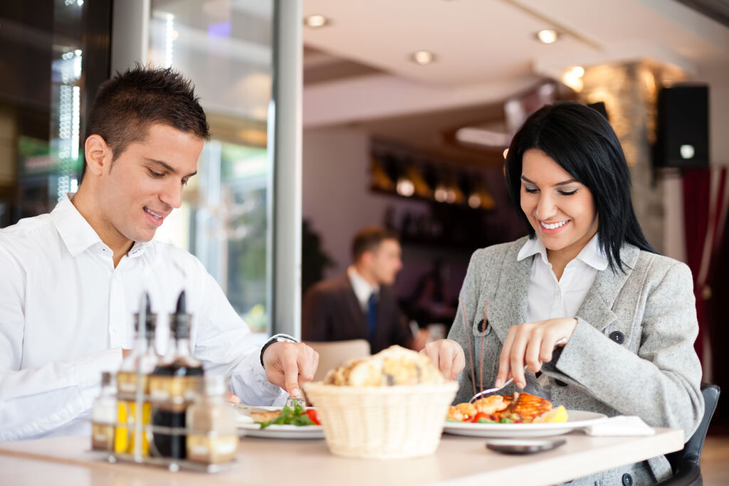 Colaboradores em restaurante utilizando o auxílio-alimentação