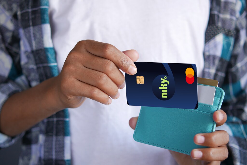 Colaboradora sorridente com os benefícios de seu cartão com ajuda de custo