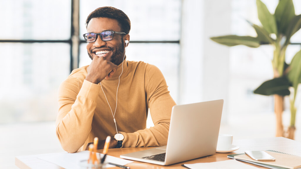 Colaborador satisfeito e sorridente com a oferta de auxílio home office