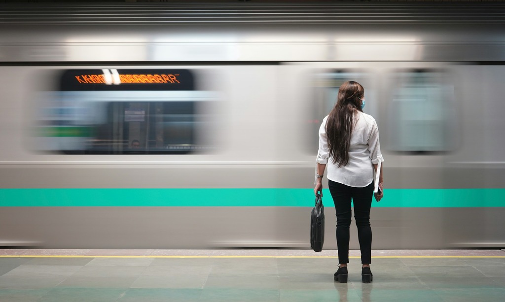 Colaboradora em estação de metrô, vale-transporte