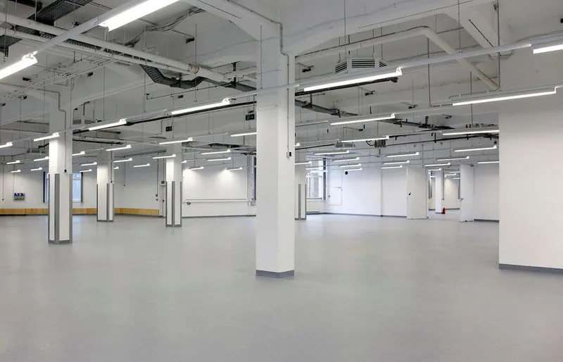 Leere Firmenhalle nach einer Firmenauflösung durchgeführt durch GRAVITAS.