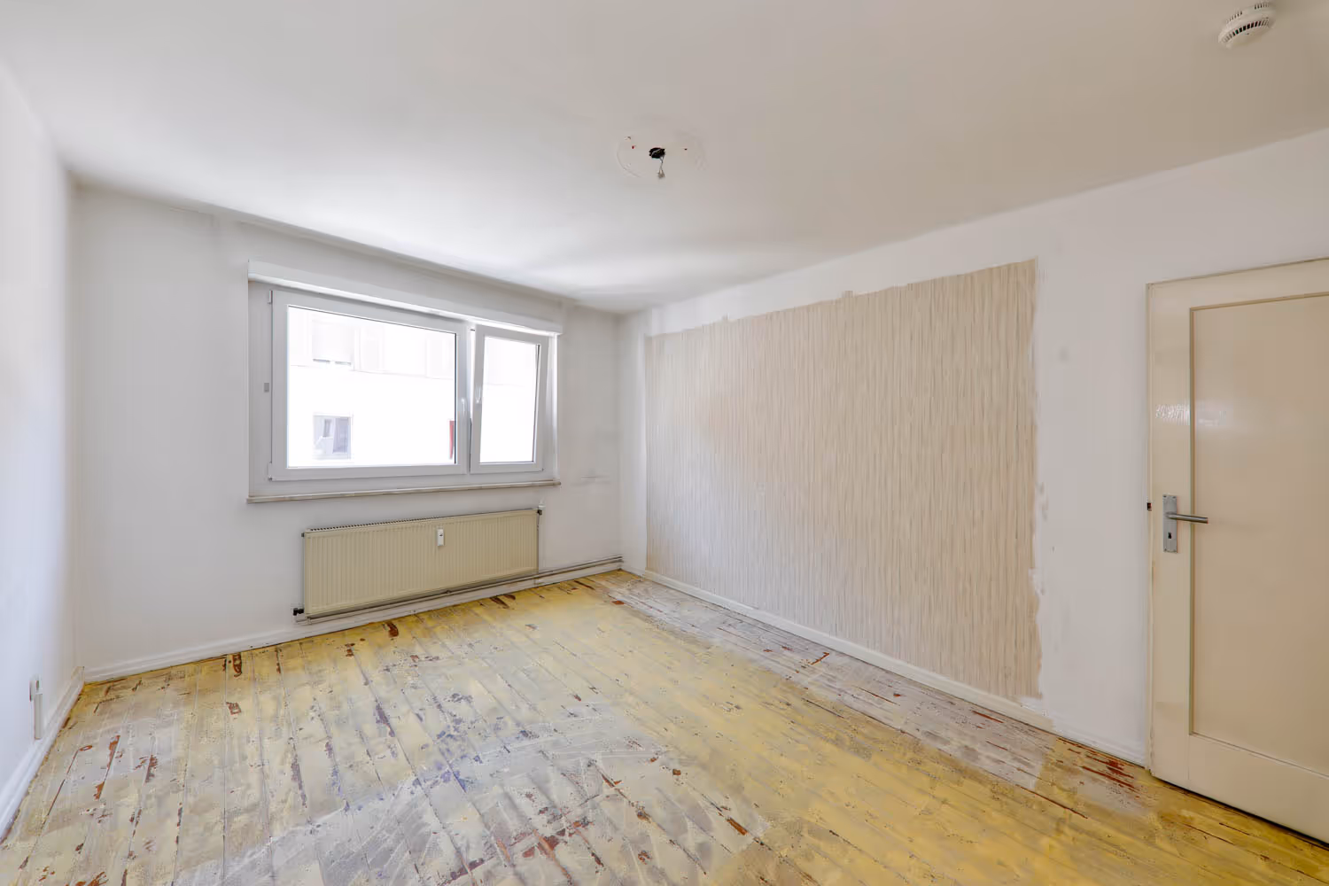 Ein leeres Zimmer nach einer Haushaltsauflösung und Entrümpelung inklusive Renovierungsvorbereitungen durch GRAVITAS.