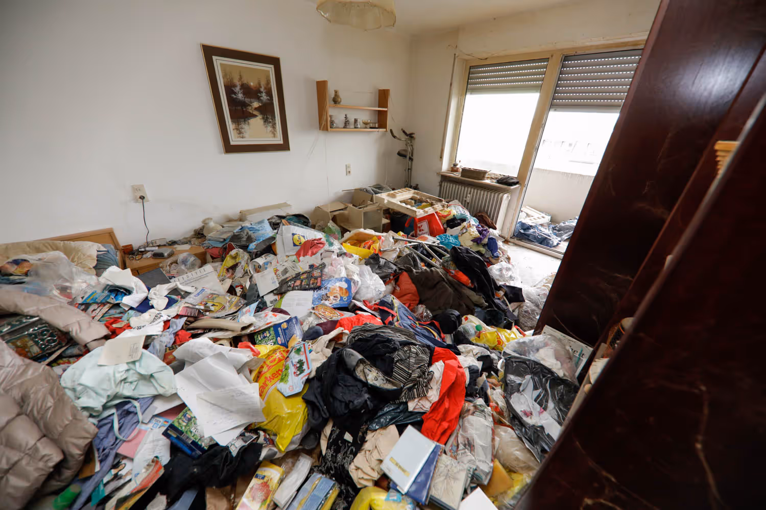 Volles Schlafzimmer einer Messiewohnung vor der Räumung und Grundreinigung durch GRAVITAS.