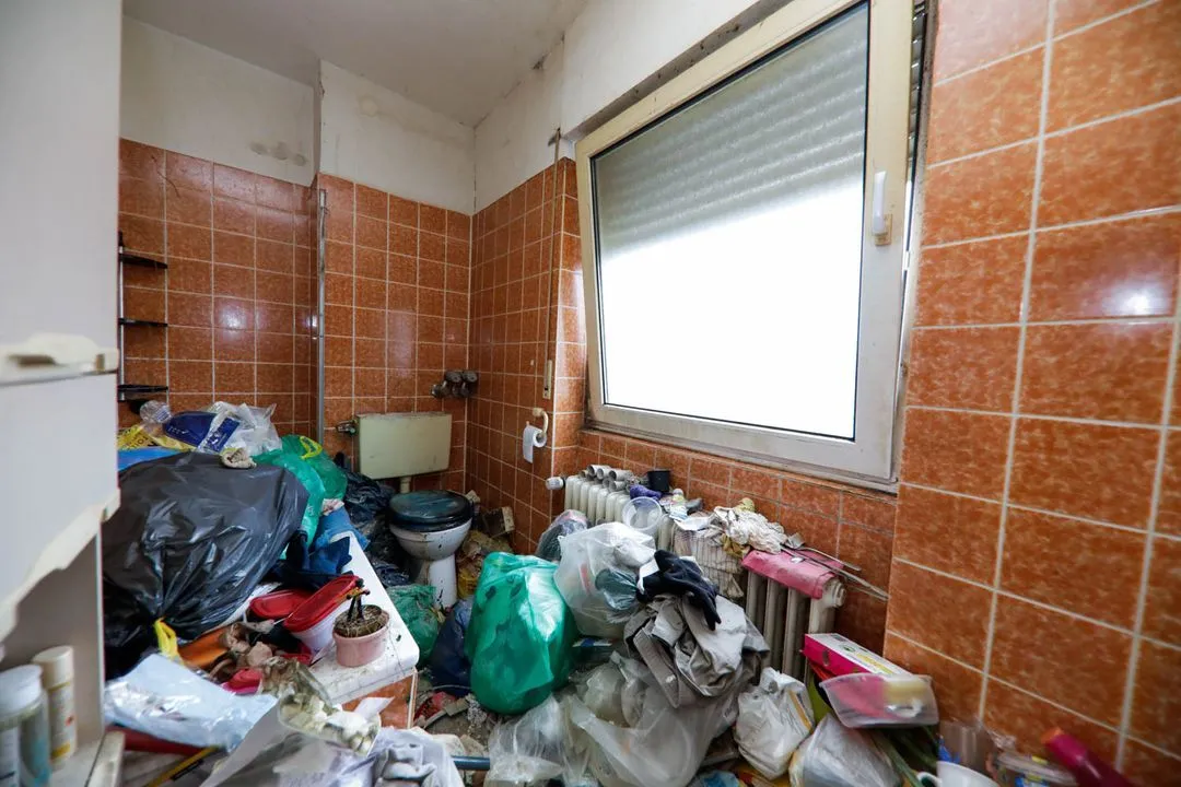 Volles Badezimmer einer Messiewohnung vor der Räumung und Grundreinigung durch GRAVITAS.