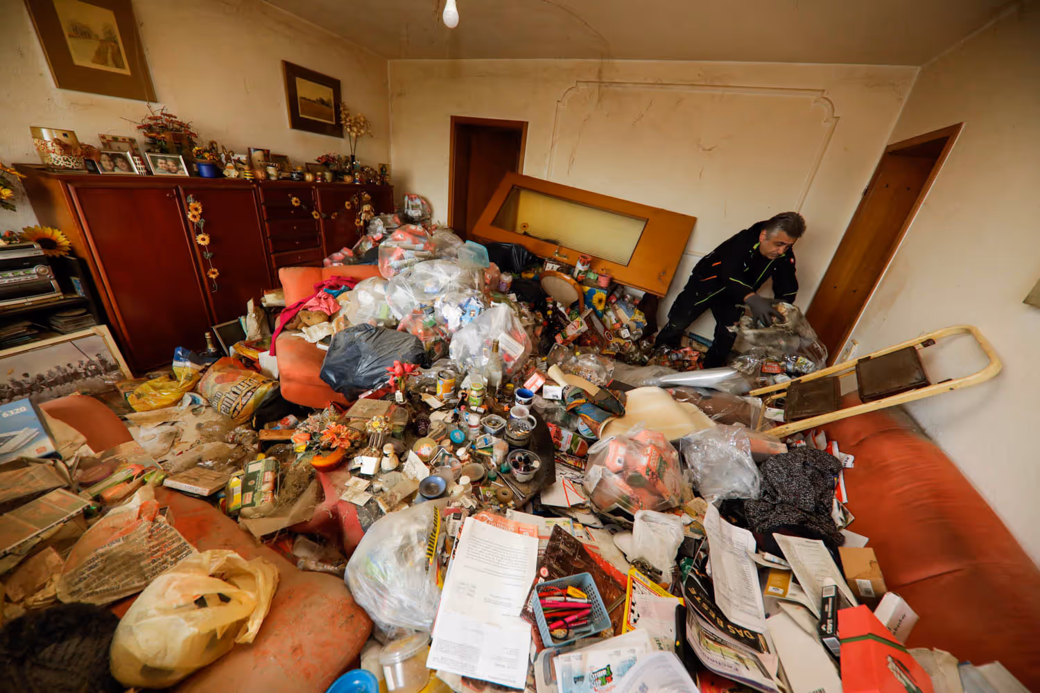 Wohnzimmer einer Messiewohnung vor der Räumung und Grundreinigung durch GRAVITAS.