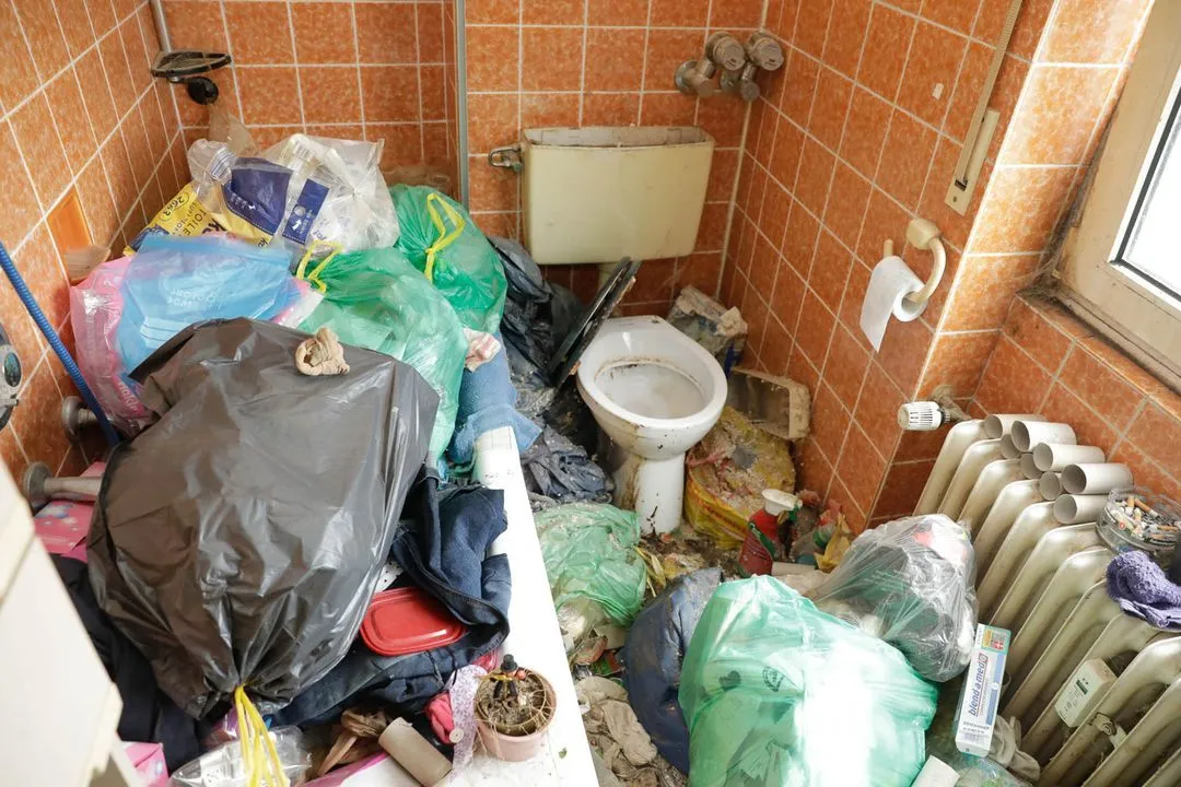 Badezimmer einer Messiewohnung vor der Räumung und Grundreinigung durch GRAVITAS.