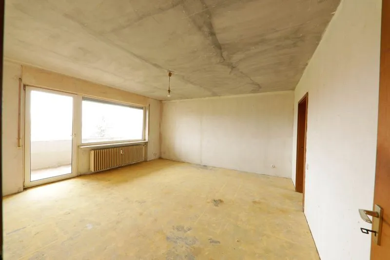 Ein komplett leeres Wohnzimmer nach einer Messiewohnung Auflösung durch GRAVITAS. Mit Grundreinigung, und kompletter Entrümpelung.
