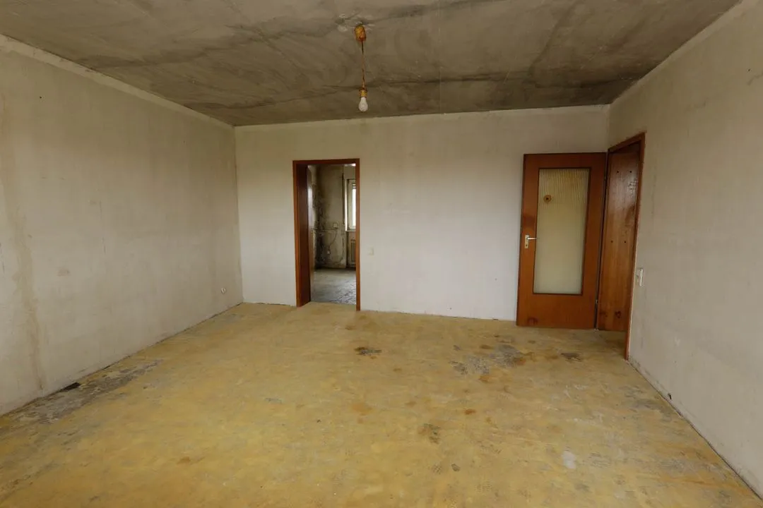 Ein leeres Wohnzimmer nach einer Messiewohnung Auflösung durch GRAVITAS. Mit Grundreinigung, und kompletter Entrümpelung.