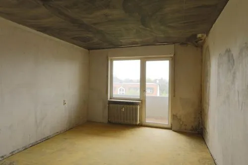 Eine leere Küche nach einer Messiewohnung Auflösung durch GRAVITAS. Mit Grundreinigung, und kompletter Entrümpelung.