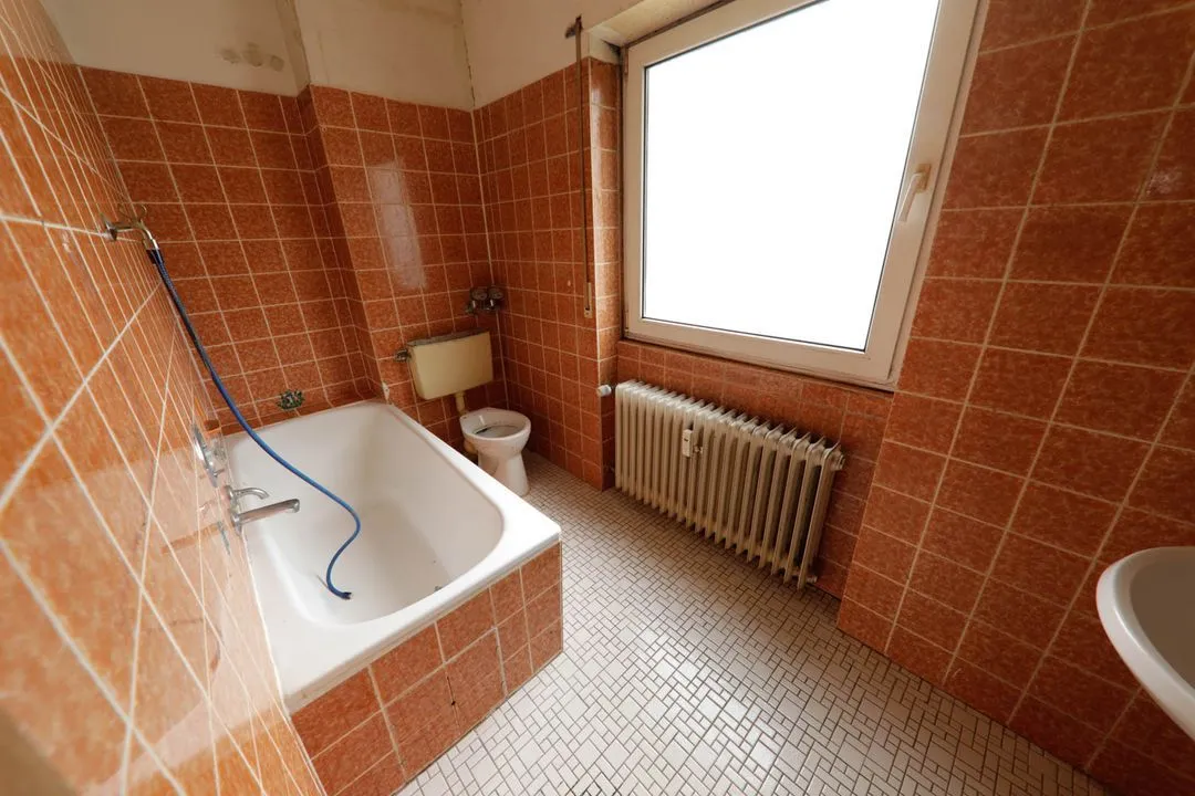 Ein perfekt gereinigtes Bad einer ehemaligen Messiewohnung nach einer Messiewohnungsräumung mit Grundreinigung durch GRAVITAS.
