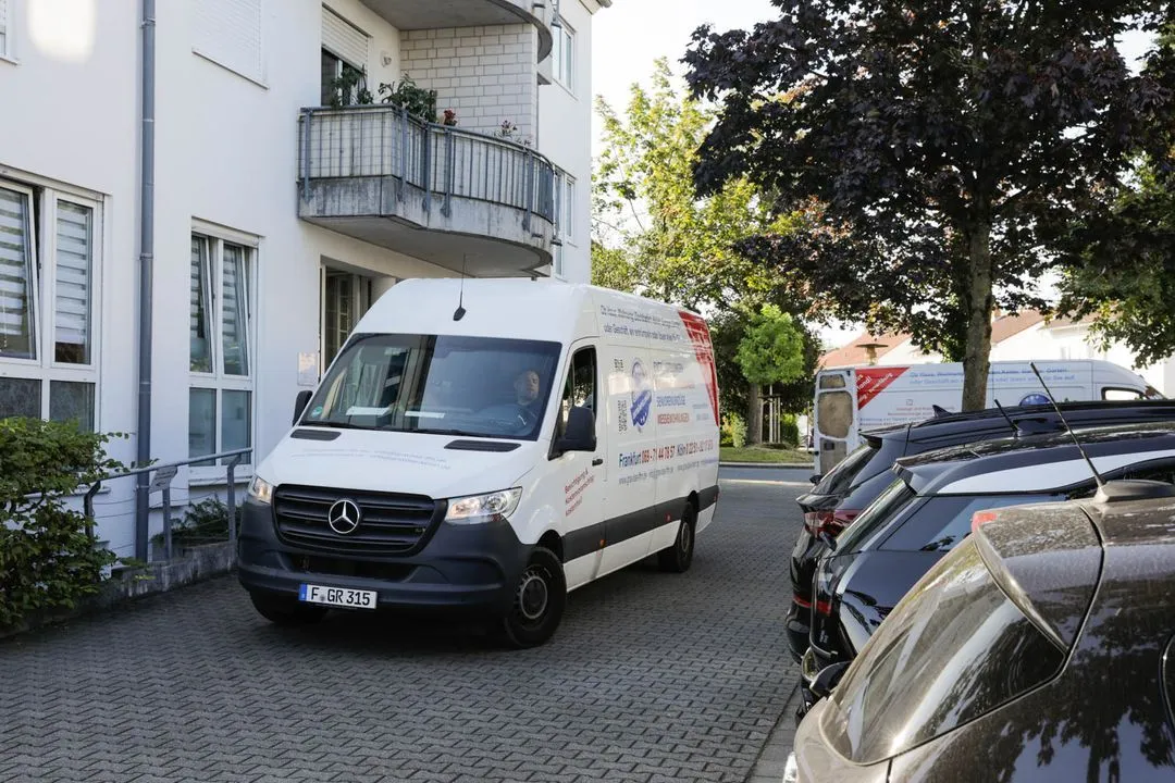 GRAVITAS Lieferwagen steht in einem Wohnquartier in einem Halteverbot. GRAVITAS kann auch helfen, wenn keine Parkplätze vorhanden sind.