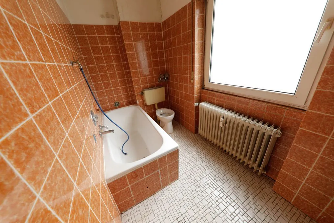 Ein schön gereinigtes Bad einer ehemaligen Messiewohnung nach einer Messiewohnungsräumung mit Grundreinigung durch GRAVITAS.