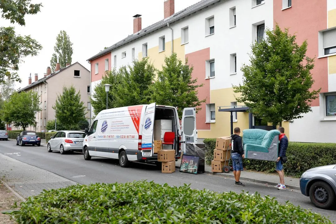 Ein GRAVITAS Lieferwagen vor einer Wohnsiedlung bei Einlagerung, Kleintransporter Seniorenumzug, Haushaltsauflösungen oder Entrümpelungen.
