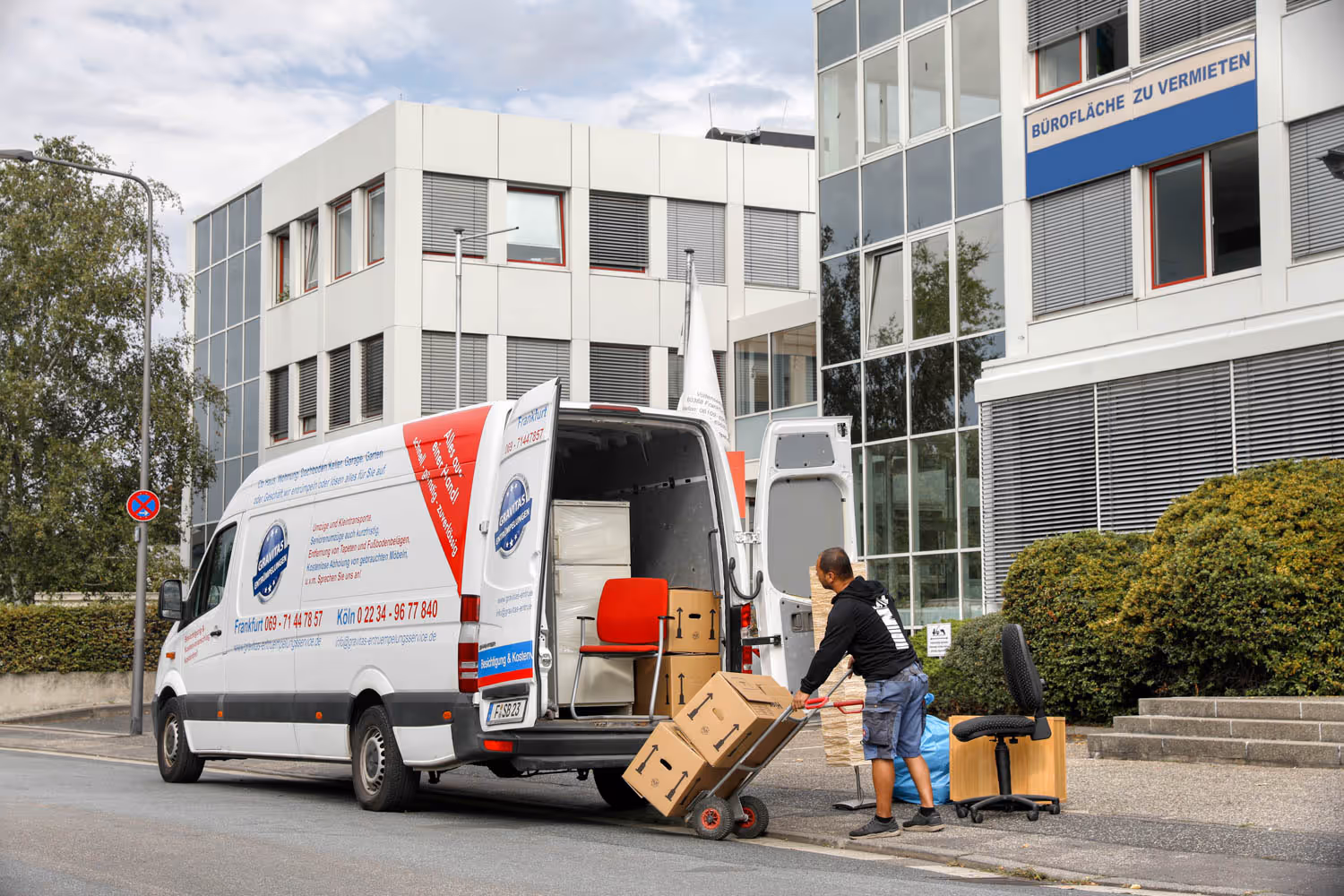 GRAVITAS Lieferwagen steht vor einem Büro für eine Firmenauflösung und Grundreinigung.