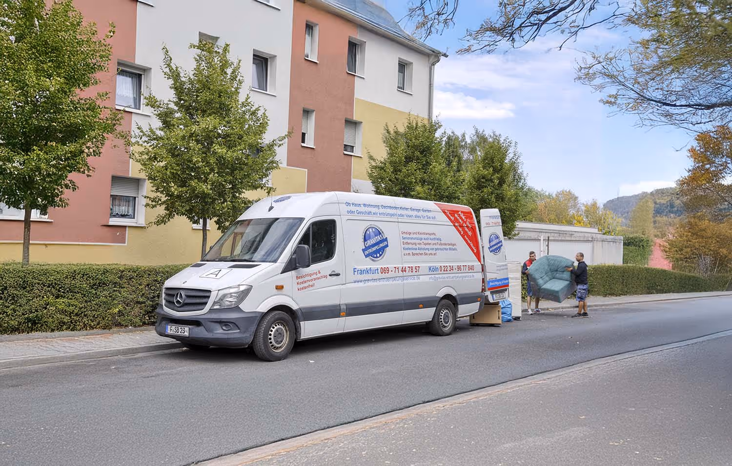 Der GRAVITAS Lieferwagen steht in einem Wohnquartier für eine Entrümpelung oder Haushaltsauflösung.
