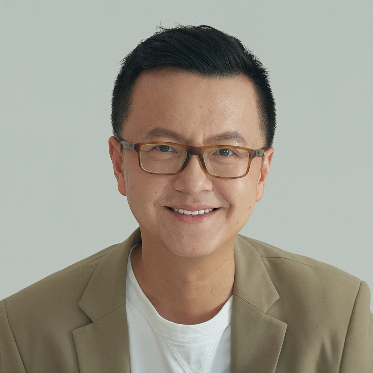 Roger's professional headshot