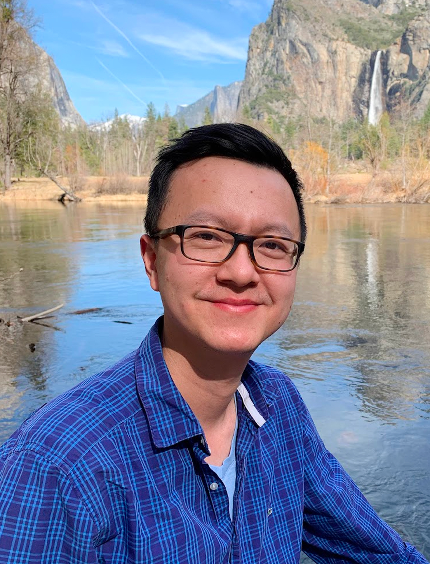 Roger's professional headshot