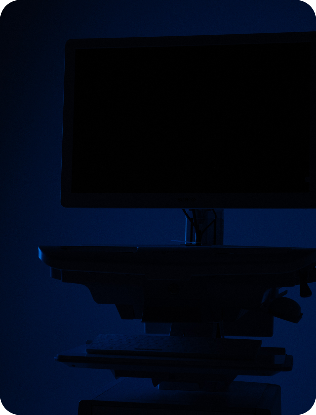 Ciemny ekran monitora medycznego z oświetleniem nocnym na szpitalnym sprzęcie.