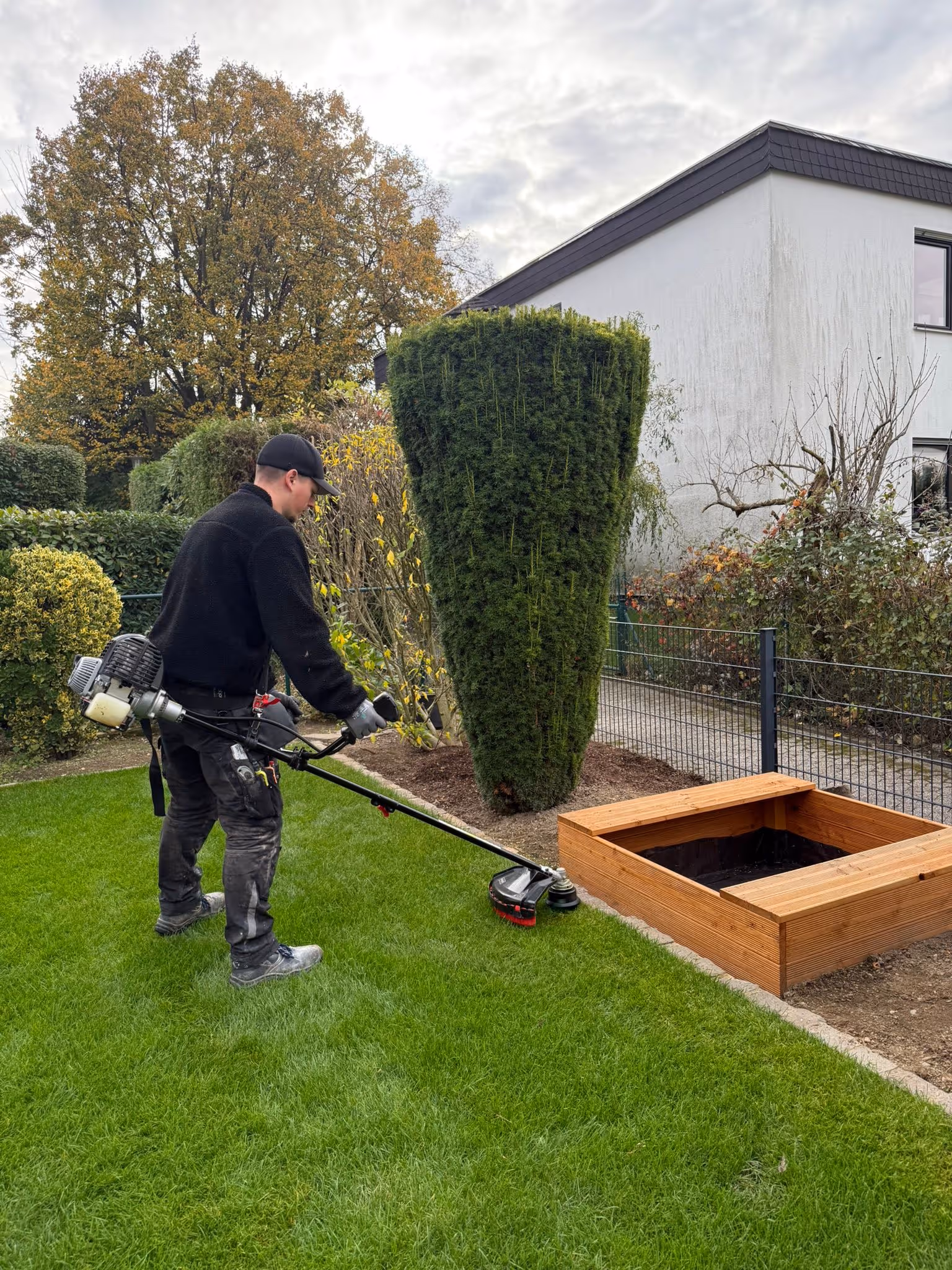 Mitarbeiter bei der Rasenbearbeitung