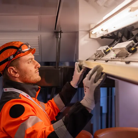 Travailleur qui répare un train