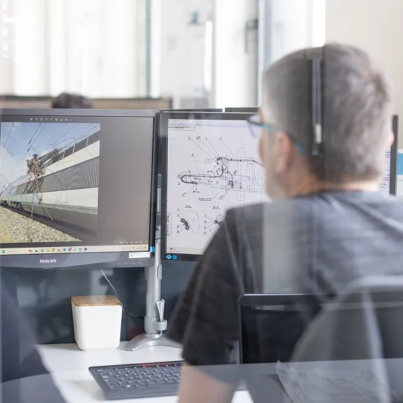 Collaborateur face à un ordinateur