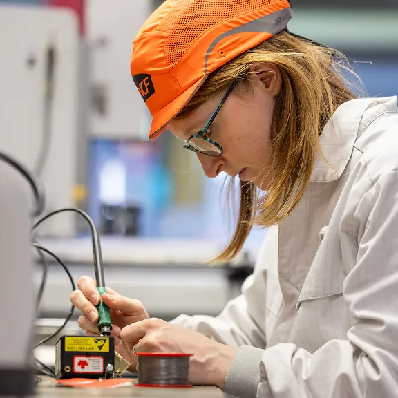 Femme qui travaille dans un laboratoire