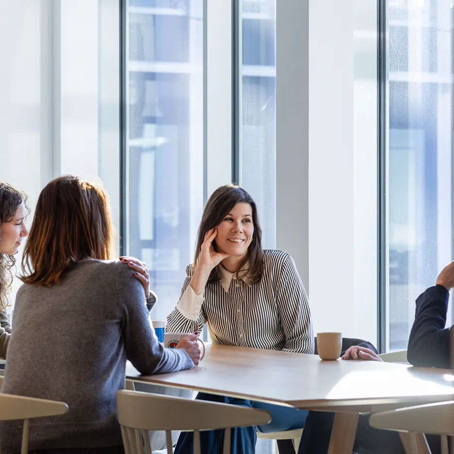 Collègues qui discutent