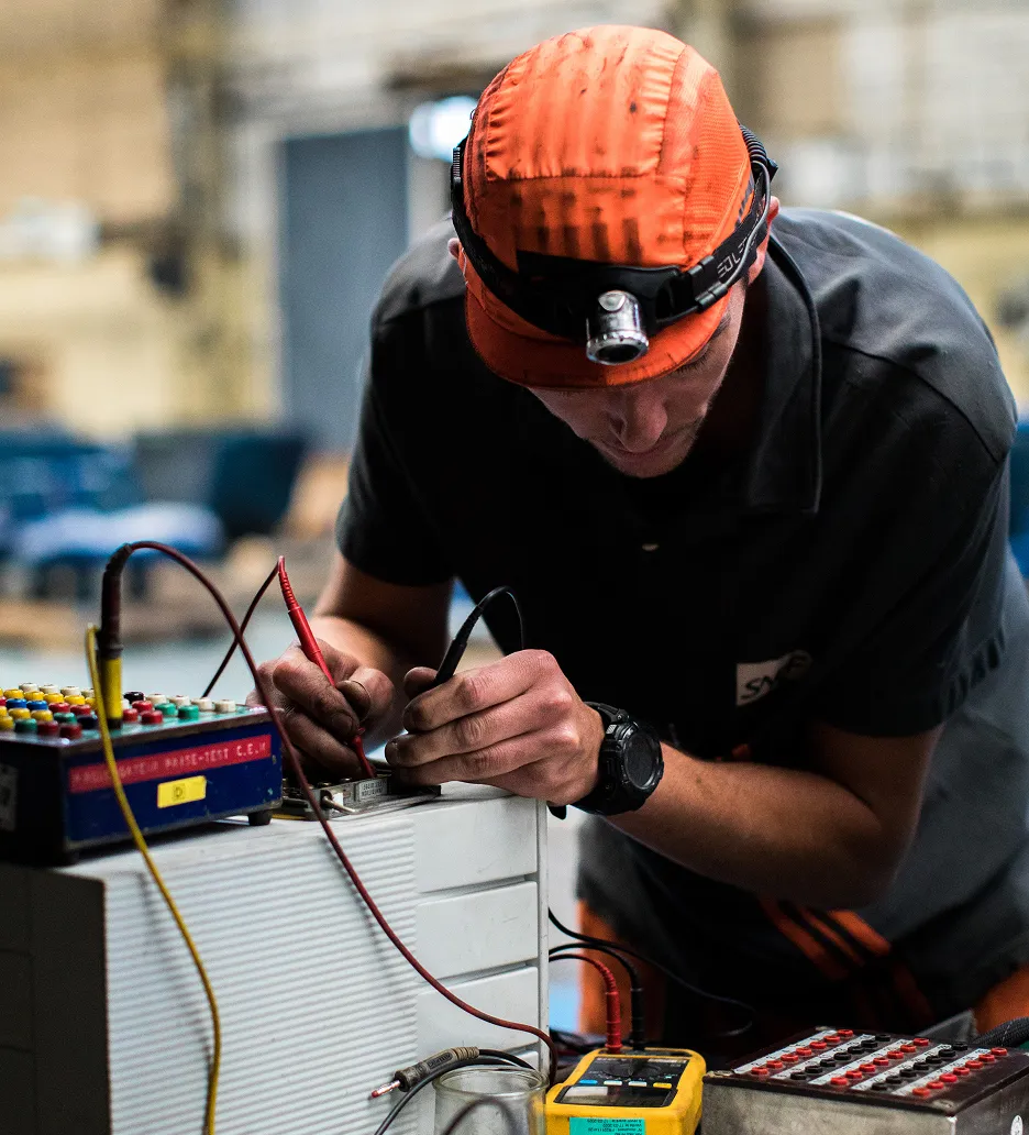 Employé qui réalise des test dans une usine