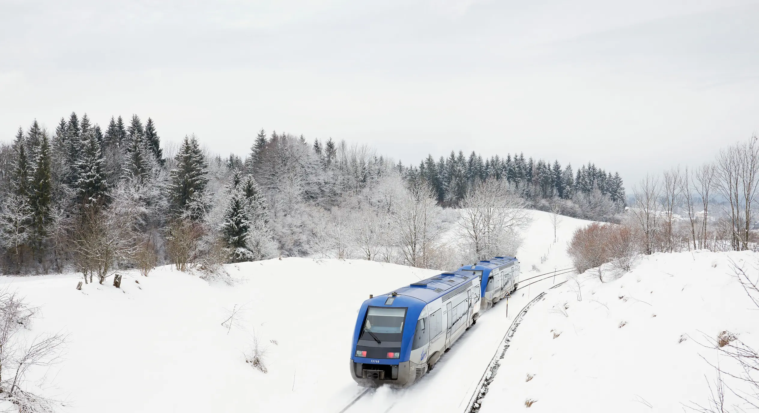 Paysage de neige avec un train