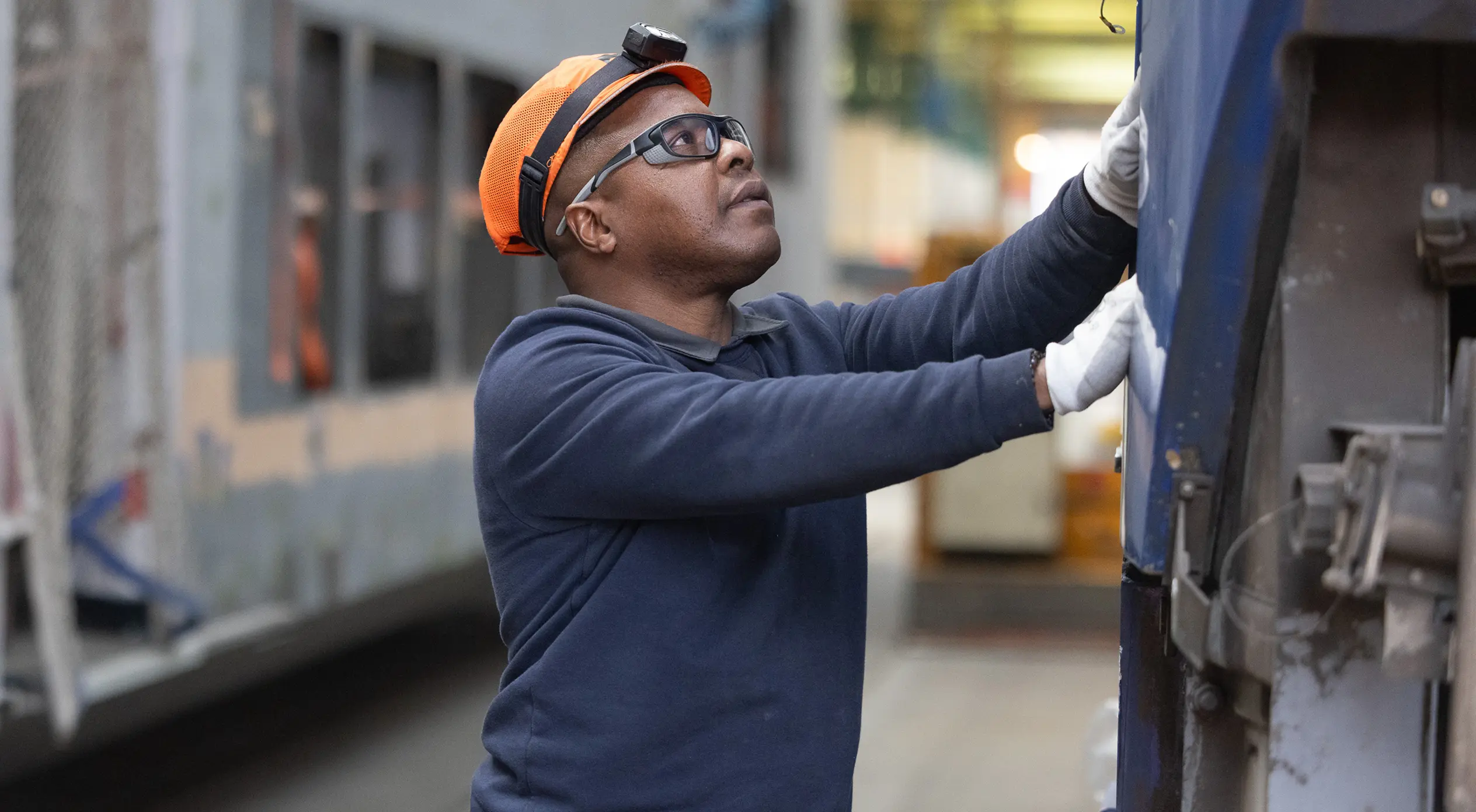 Employé travaillant dans une usine