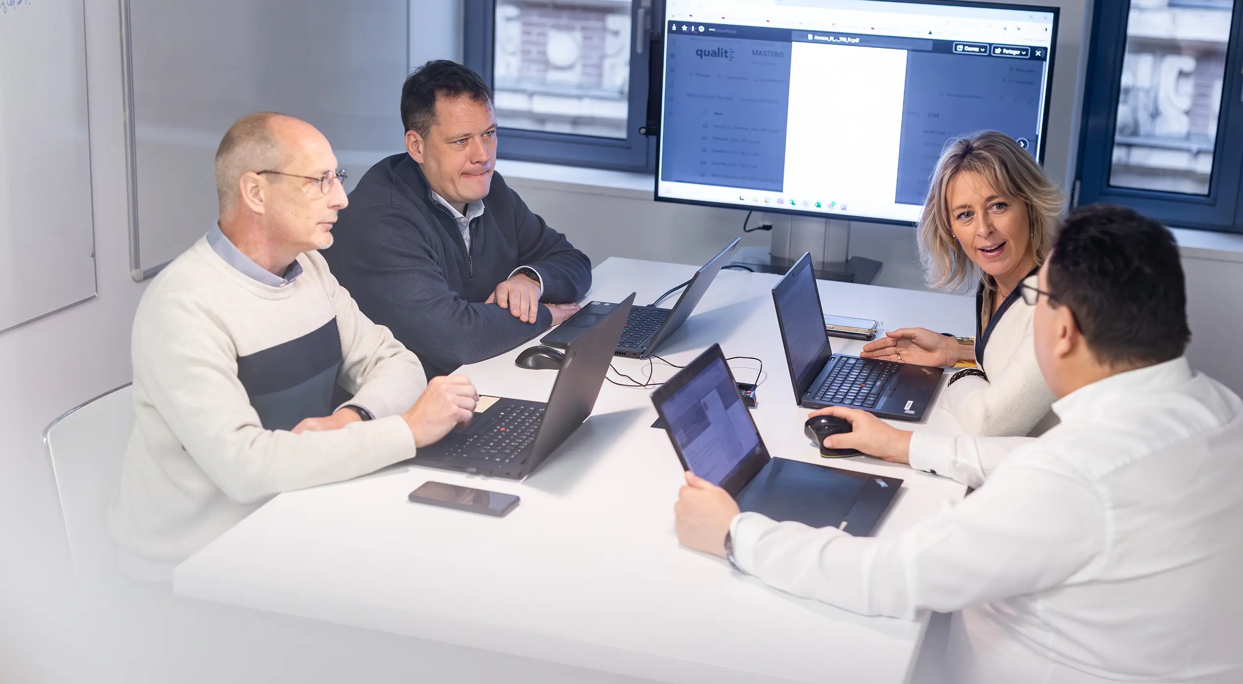 Collègues dans une salle de reunion