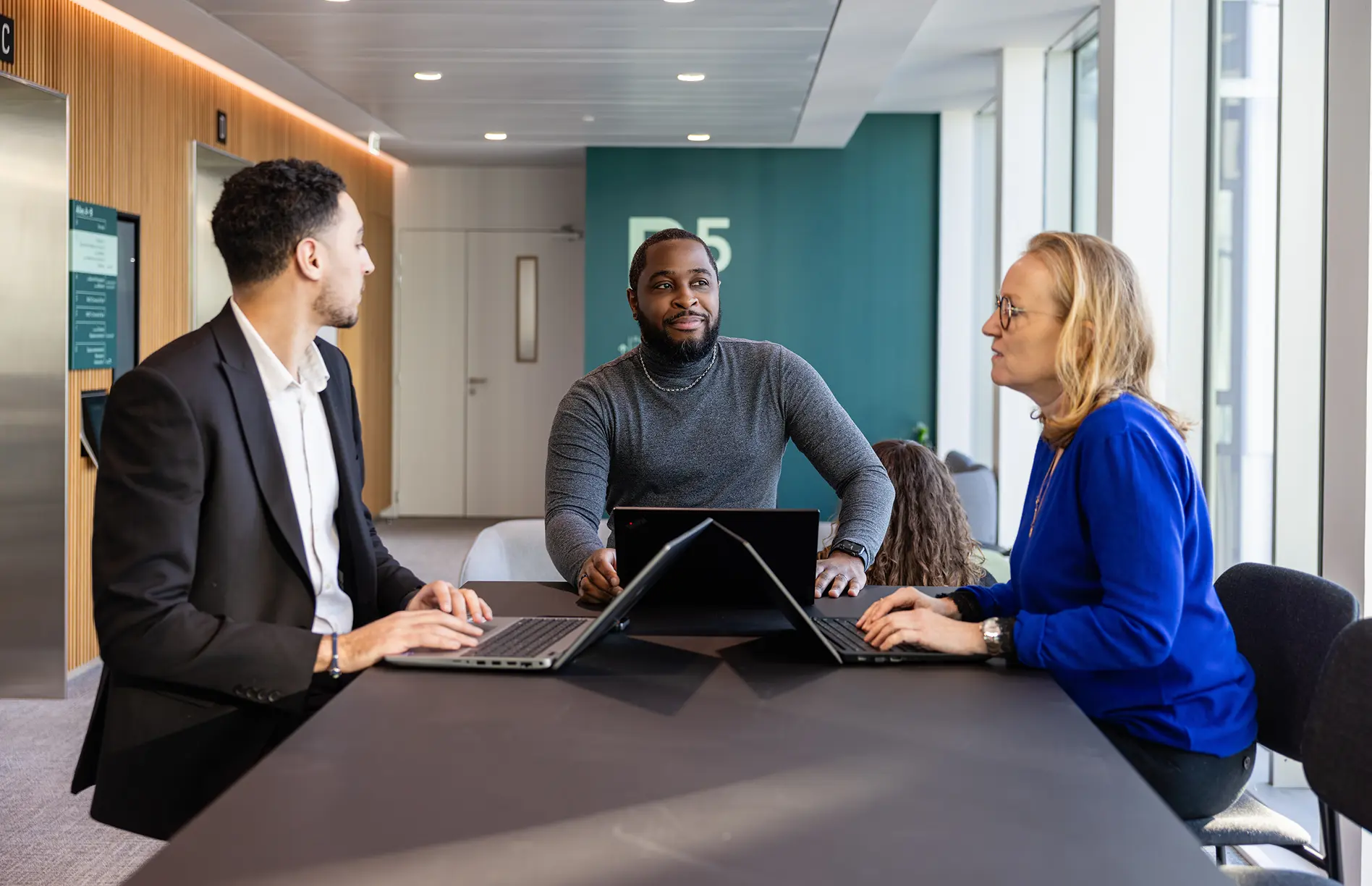 Collègues qui discutent sur une table